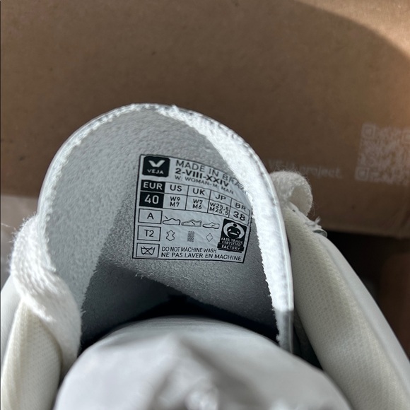 Veja Low-Top Sneaker in Off-White with Beige V - Picture 4 of 5